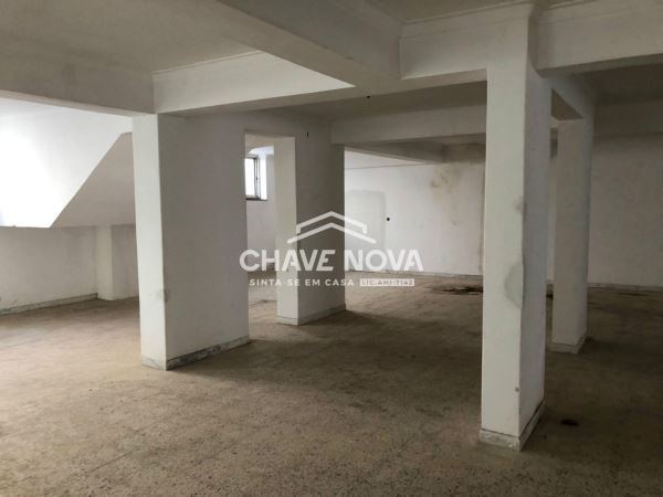 Loja no Cacém com acesso a veículos