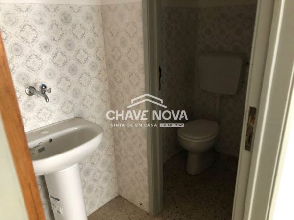 Loja no Cacém com acesso a veículos