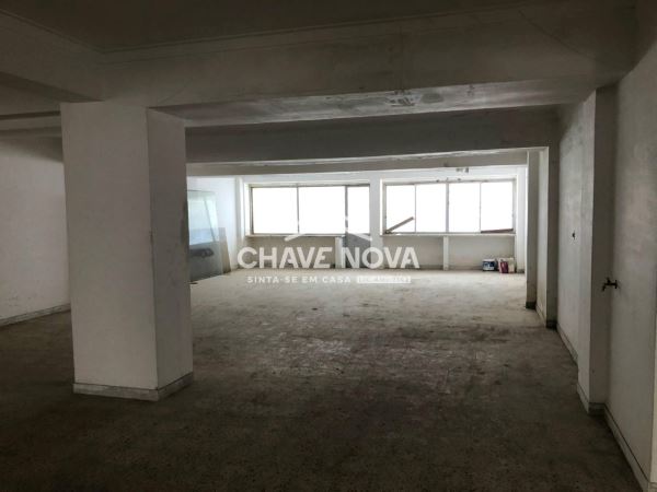 Loja no Cacém com acesso a veículos