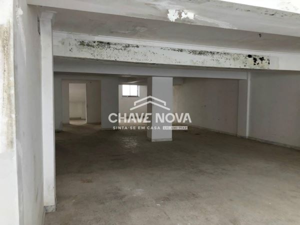 Loja no Cacém com acesso a veículos