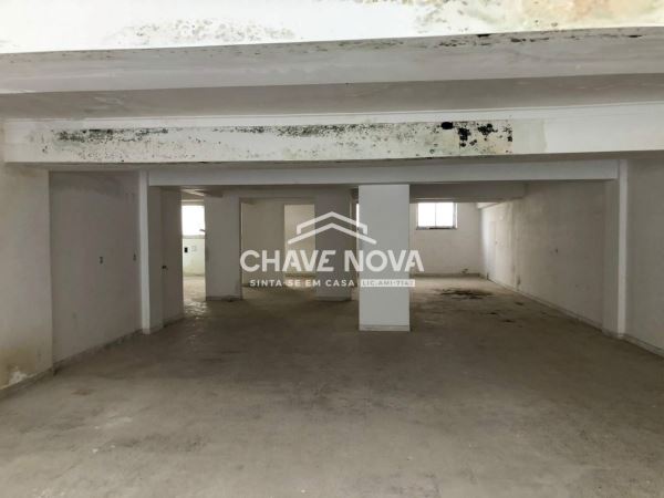 Loja no Cacém com acesso a veículos