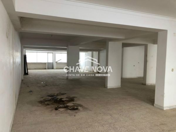Loja no Cacém com acesso a veículos