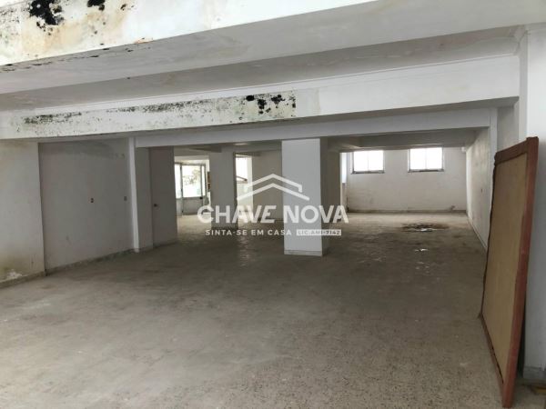 Loja no Cacém com acesso a veículos