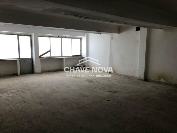 Loja no Cacém com acesso a veículos