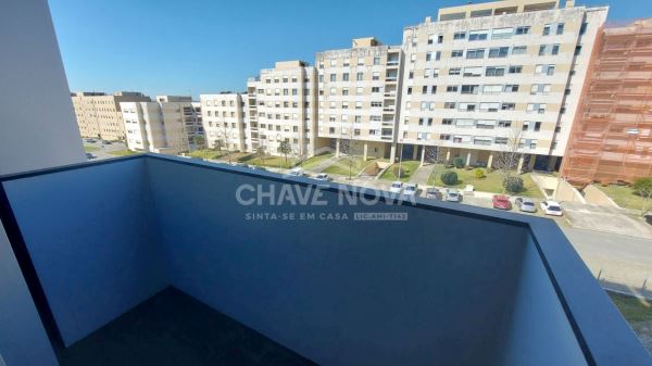T0 Semi Novo com varanda lugar de garagem e arrumos na Sra da Hora 