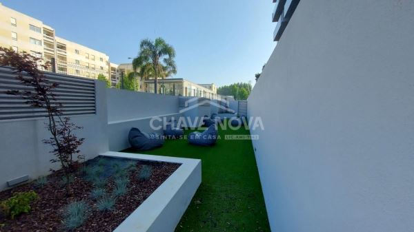T0 Semi Novo com varanda lugar de garagem e arrumos na Sra da Hora 
