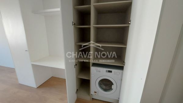 T0 Semi Novo com varanda lugar de garagem e arrumos na Sra da Hora 