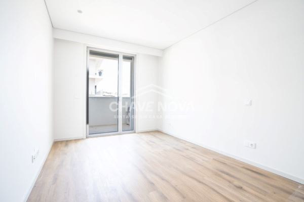 Apartamento T2 novo 4º piso, pronto a habitar 