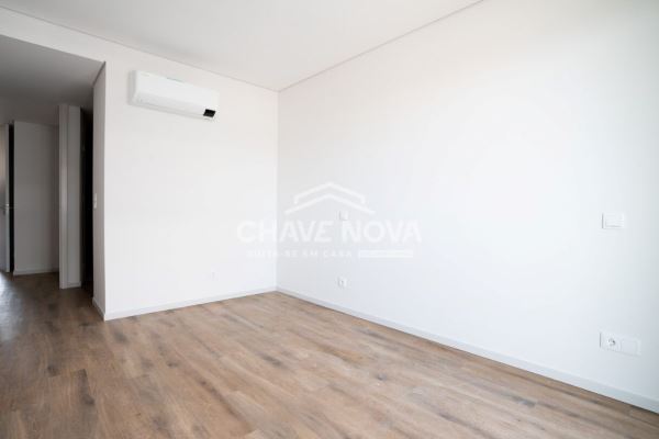 Apartamento T2 novo 4º piso, pronto a habitar 