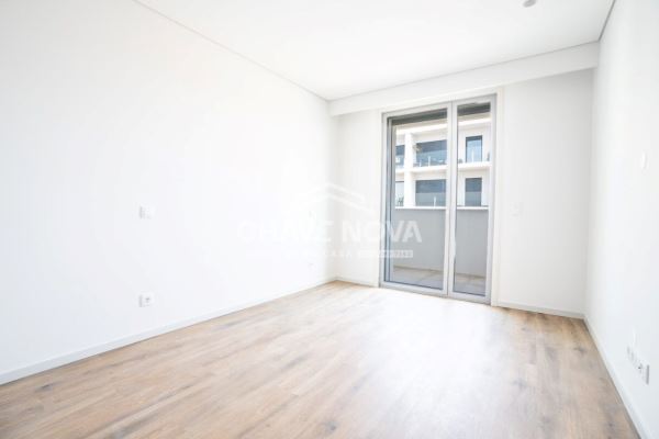 Apartamento T2 novo 4º piso, pronto a habitar 