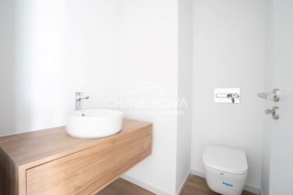 Apartamento T2 novo 4º piso, pronto a habitar 