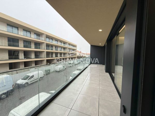 Apartamento T2 Como Novo c/ Lugar de Garagem Duplo na Madalena (Arrendado)