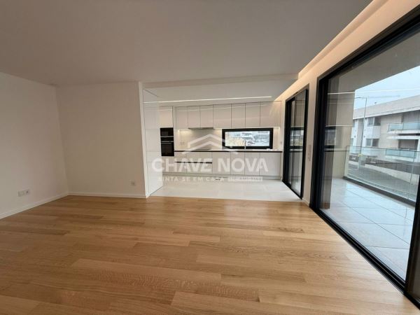 Apartamento T2 Como Novo c/ Lugar de Garagem Duplo na Madalena (Arrendado)