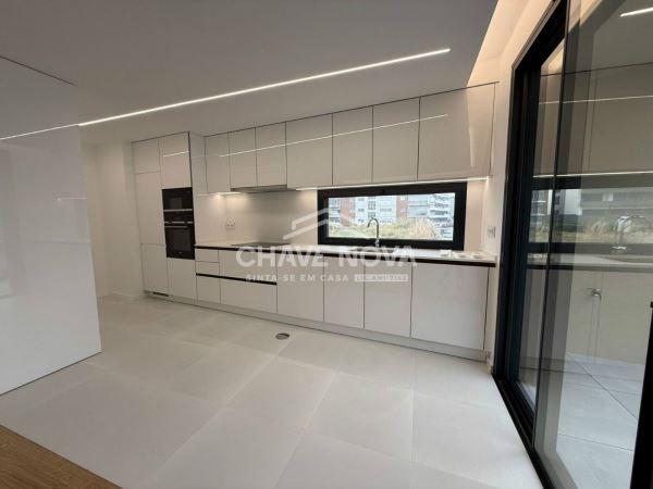 Apartamento T2 Como Novo c/ Lugar de Garagem Duplo na Madalena (Arrendado)
