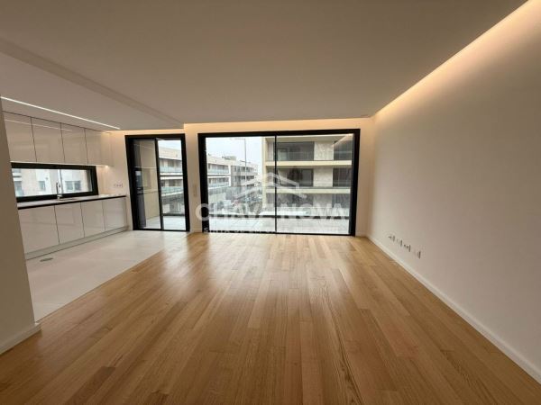 Apartamento T2 Como Novo c/ Lugar de Garagem Duplo na Madalena (Arrendado)