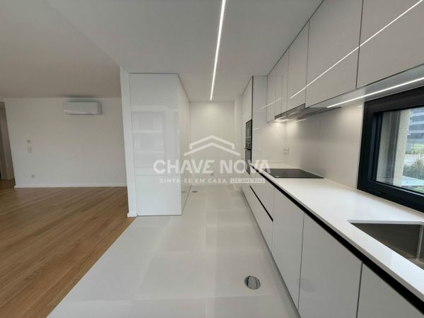 Apartamento T2 Como Novo c/ Lugar de Garagem Duplo na Madalena (Arrendado)
