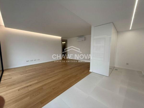 Apartamento T2 Como Novo c/ Lugar de Garagem Duplo na Madalena (Arrendado)