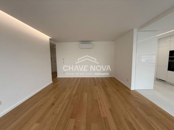 Apartamento T2 Como Novo c/ Lugar de Garagem Duplo na Madalena (Arrendado)