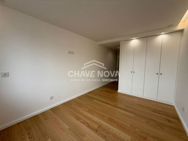Apartamento T2 Como Novo c/ Lugar de Garagem Duplo na Madalena (Arrendado)
