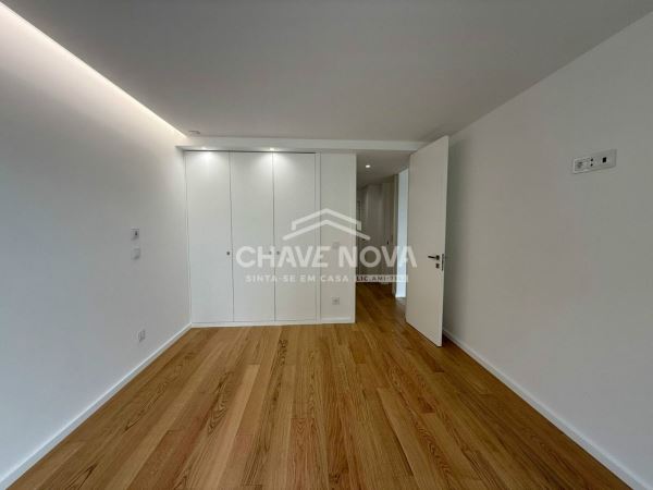 Apartamento T2 Como Novo c/ Lugar de Garagem Duplo na Madalena (Arrendado)