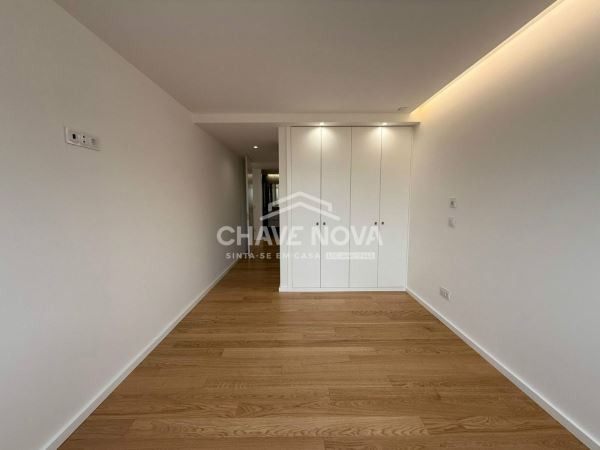 Apartamento T2 Como Novo c/ Lugar de Garagem Duplo na Madalena (Arrendado)