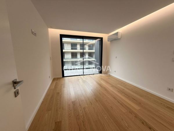 Apartamento T2 Como Novo c/ Lugar de Garagem Duplo na Madalena (Arrendado)