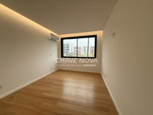 Apartamento T2 Como Novo c/ Lugar de Garagem Duplo na Madalena (Arrendado)