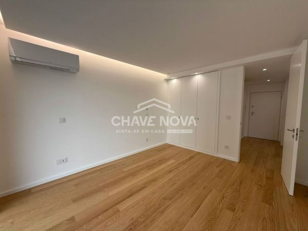 Apartamento T2 Como Novo c/ Lugar de Garagem Duplo na Madalena (Arrendado)