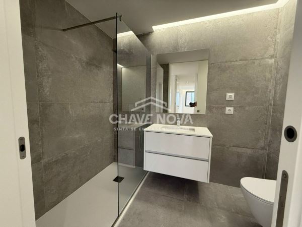 Apartamento T2 Como Novo c/ Lugar de Garagem Duplo na Madalena (Arrendado)