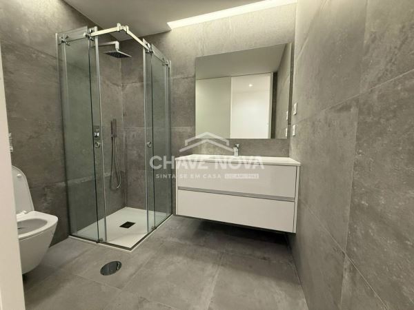 Apartamento T2 Como Novo c/ Lugar de Garagem Duplo na Madalena (Arrendado)