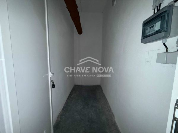 Apartamento T2 Como Novo c/ Lugar de Garagem Duplo na Madalena (Arrendado)