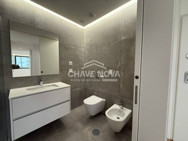 Apartamento T2 Como Novo c/ Lugar de Garagem Duplo na Madalena (Arrendado)