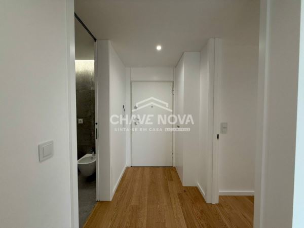 Apartamento T2 Como Novo c/ Lugar de Garagem Duplo na Madalena (Arrendado)