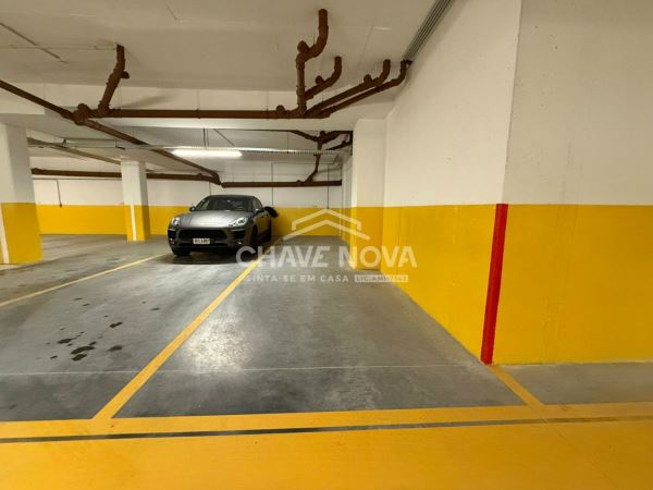 Apartamento T2 Como Novo c/ Lugar de Garagem Duplo na Madalena (Arrendado)