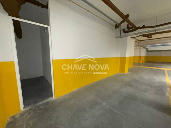 Apartamento T2 Como Novo c/ Lugar de Garagem Duplo na Madalena (Arrendado)