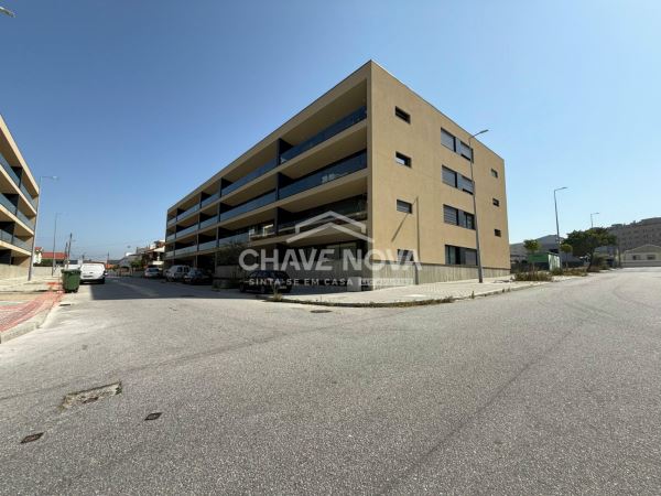 Apartamento T2 Como Novo c/ Lugar de Garagem Duplo na Madalena (Arrendado)