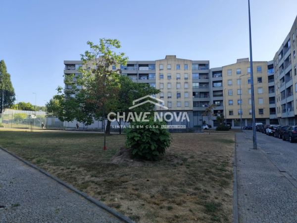 T2 com varanda e lugar de garagem -  arrendamento 