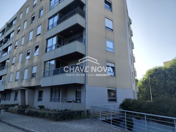 T2 com varanda e lugar de garagem -  arrendamento 