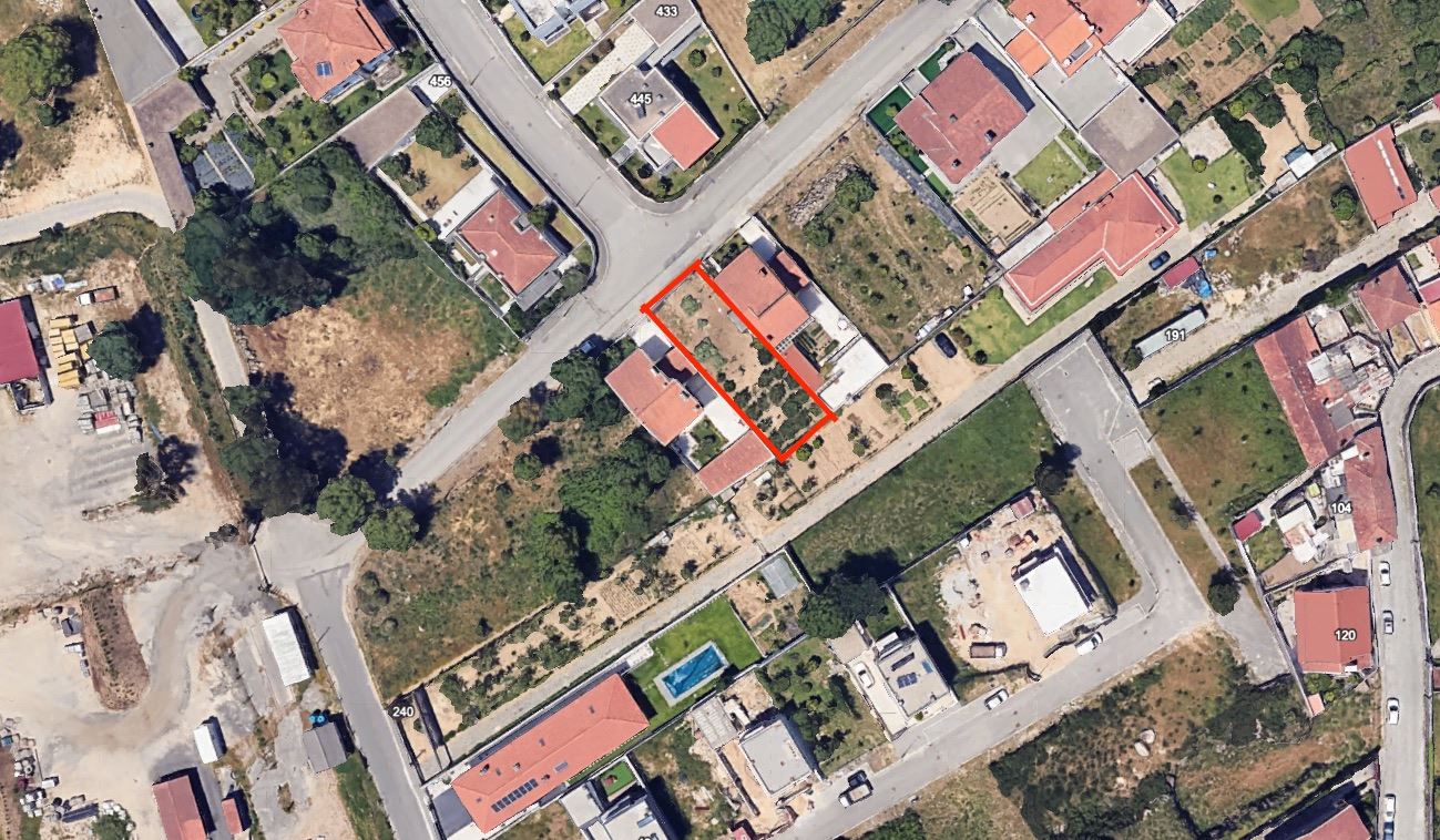 Terreno para construção de moradia de 3 frentes