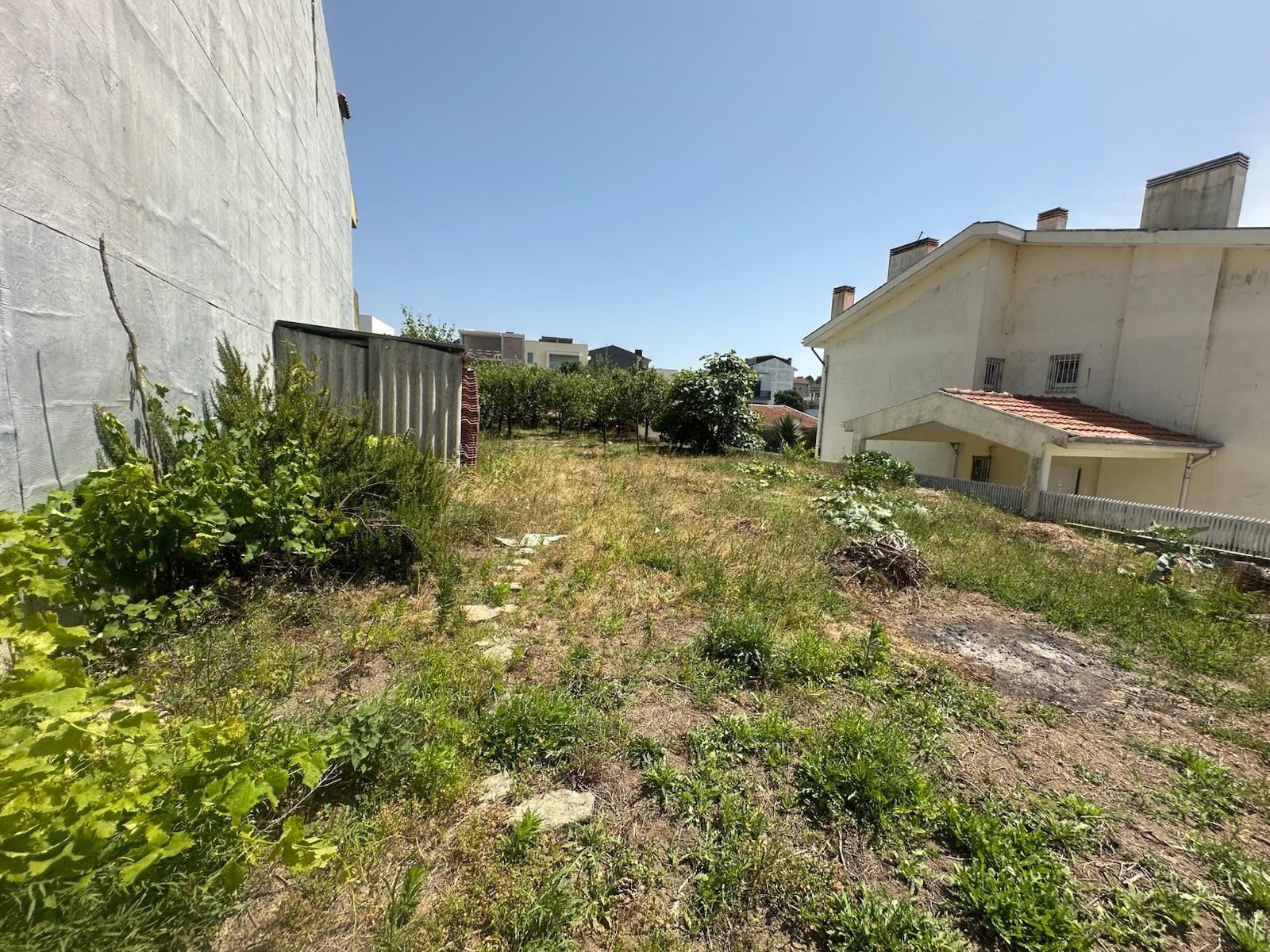 Terreno para construção de moradia de 3 frentes