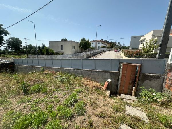 Terreno para construção de moradia de 3 frentes