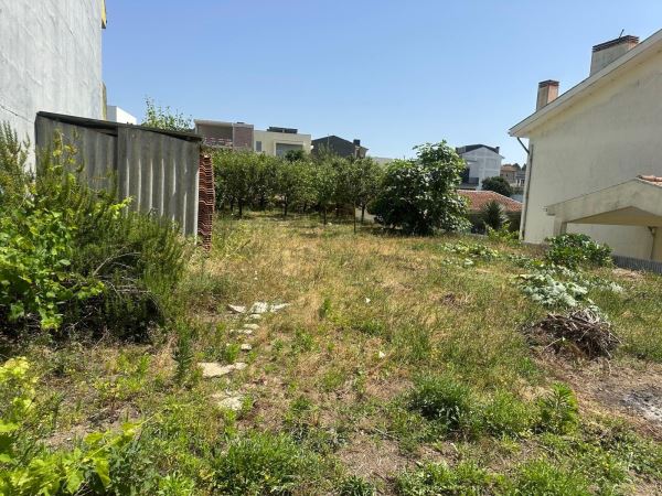 Terreno para construção de moradia de 3 frentes