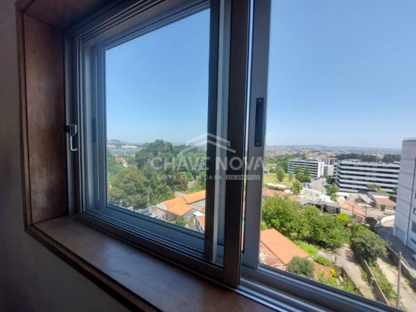 T2+1 junto ao El corte Inglês com garagem, elevador e arrumo privativo.