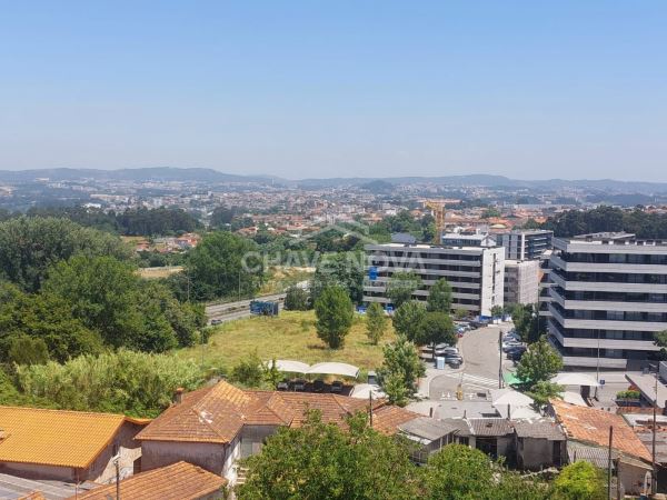 T2+1 junto ao El corte Inglês com garagem, elevador e arrumo privativo.
