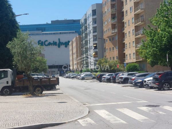 T2+1 junto ao El corte Inglês com garagem, elevador e arrumo privativo.