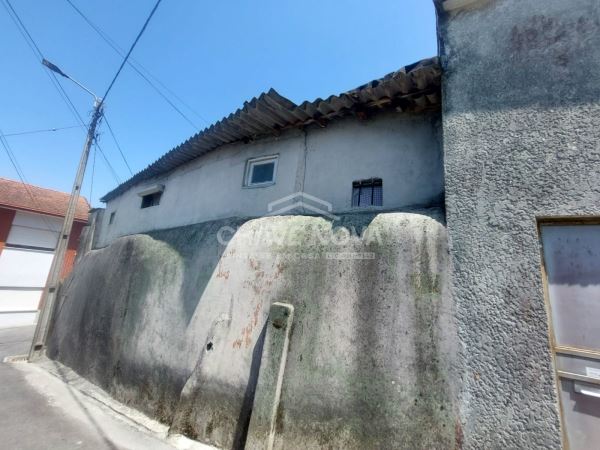 Casa em ilha no centro de Oliveira do Douro