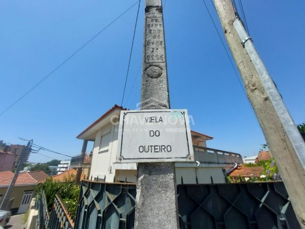 Casa em ilha no centro de Oliveira do Douro