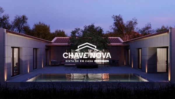 Moradia V3 Moderna com Piscina Central e Jardim Interior em Loulé