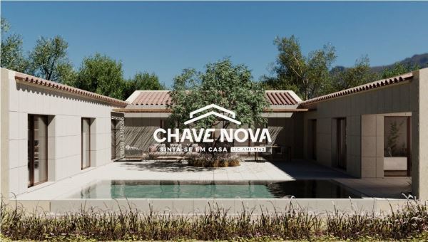 Moradia V3 Moderna com Piscina Central e Jardim Interior em Loulé