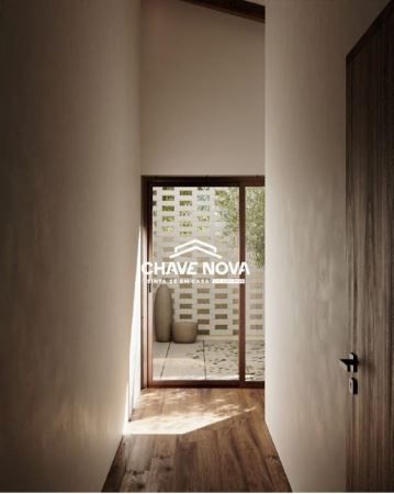 Moradia V3 Moderna com Piscina Central e Jardim Interior em Loulé
